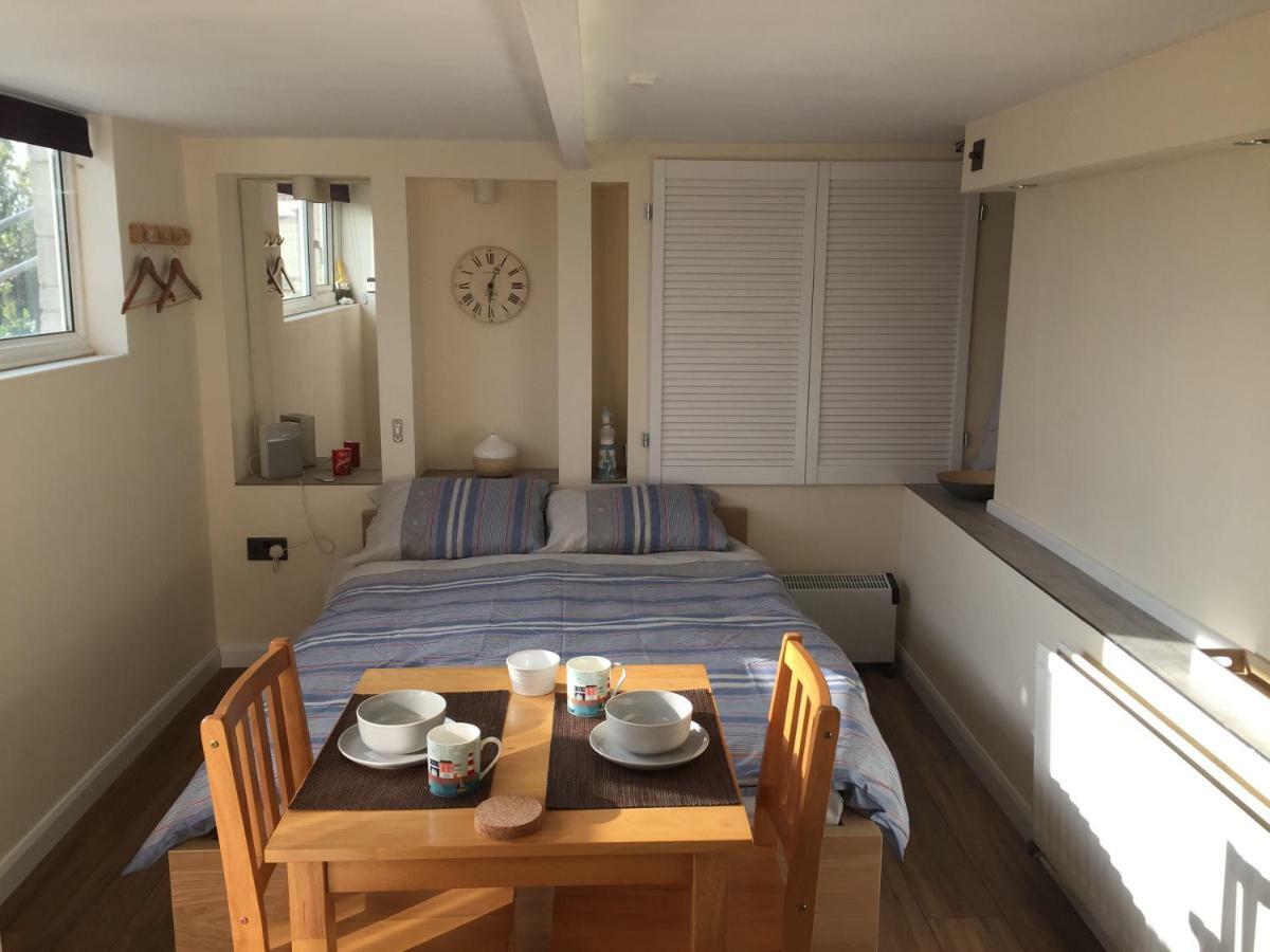 Self-Contained Small Apt. 韦茅斯 外观 照片