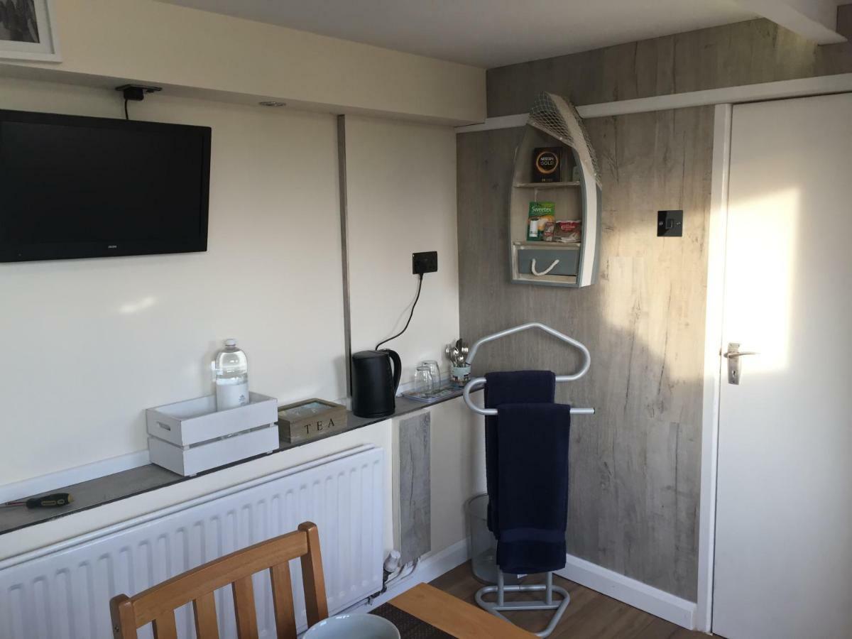 Self-Contained Small Apt. 韦茅斯 外观 照片