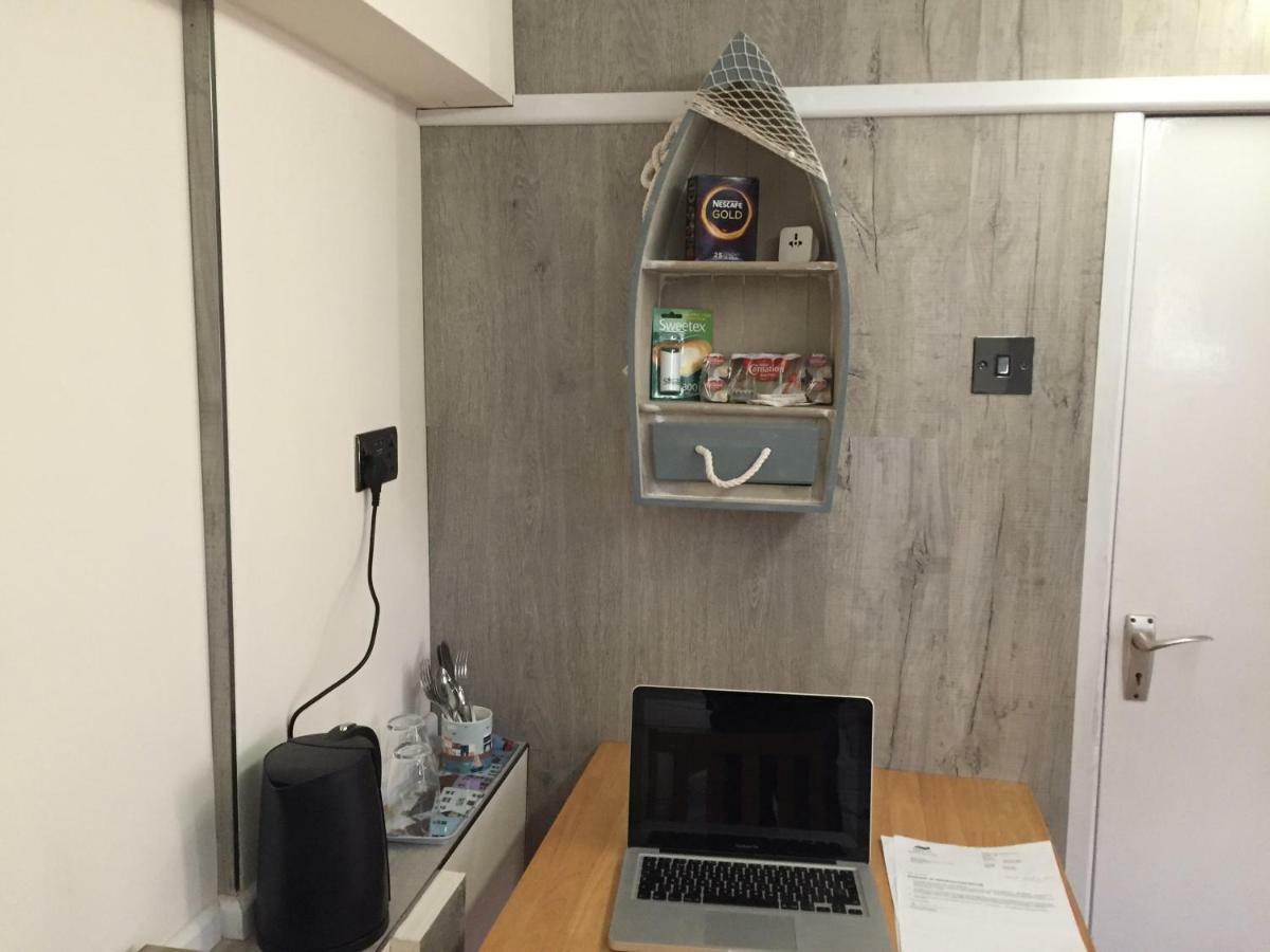 Self-Contained Small Apt. 韦茅斯 外观 照片