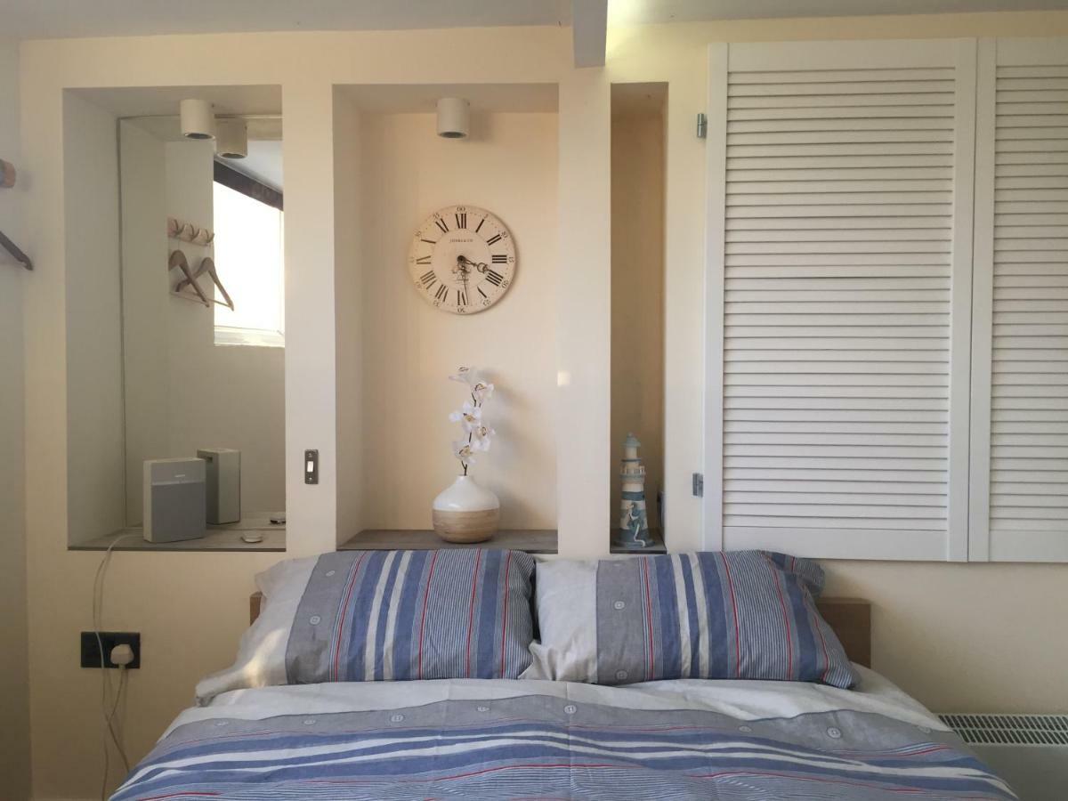 Self-Contained Small Apt. 韦茅斯 外观 照片