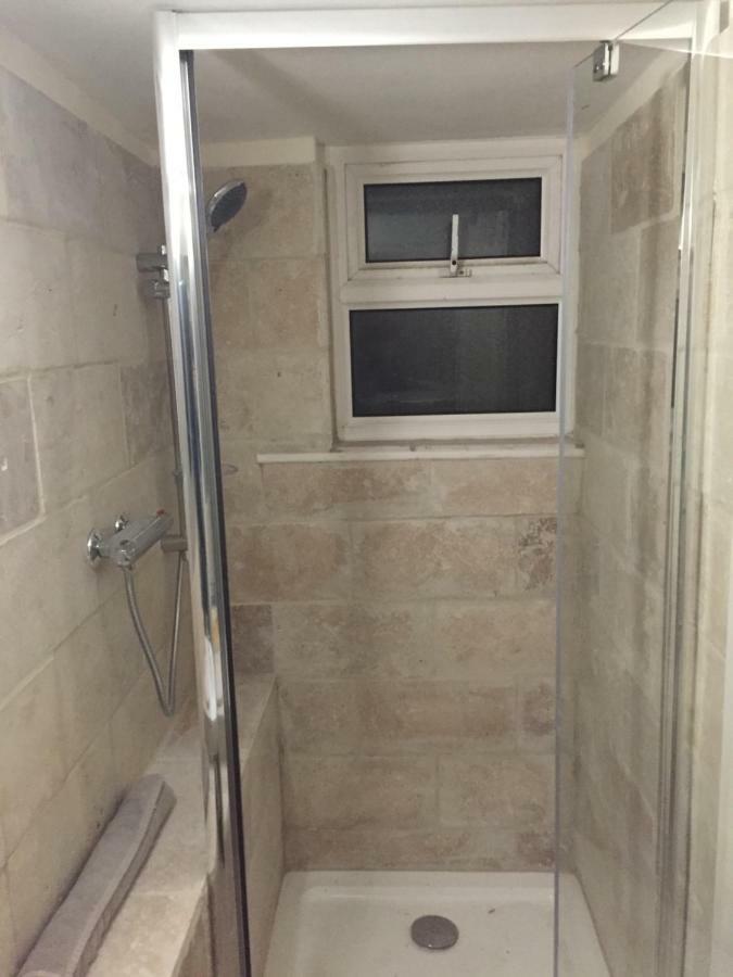 Self-Contained Small Apt. 韦茅斯 外观 照片