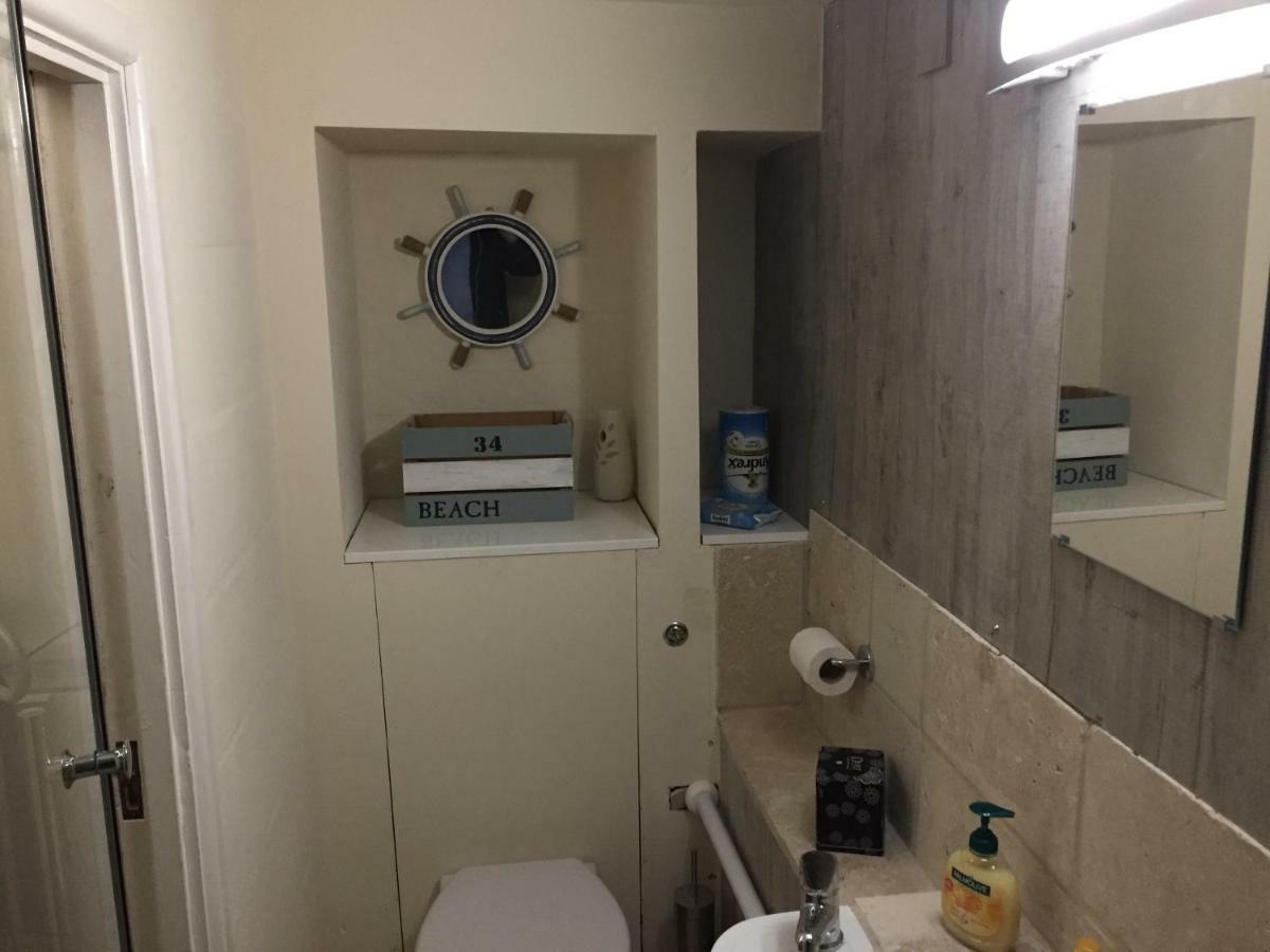 Self-Contained Small Apt. 韦茅斯 外观 照片